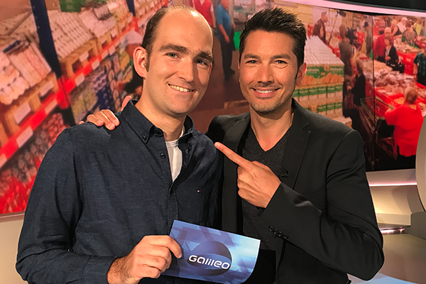 ProSieben-Sendung Galileo in DGS: Der gehörlose David Herb mit Moderator Stefan Gödde