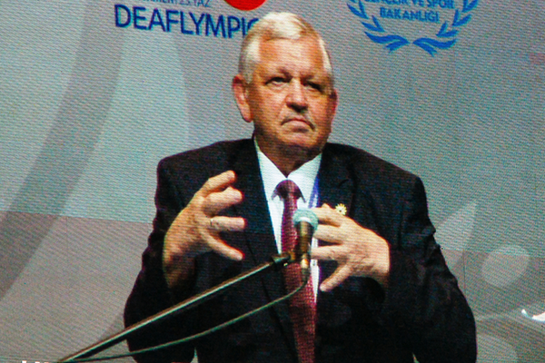 Valery Rukhledev eröffnet als ICSD-Präsident die Deaflympics 2017 in Samsun