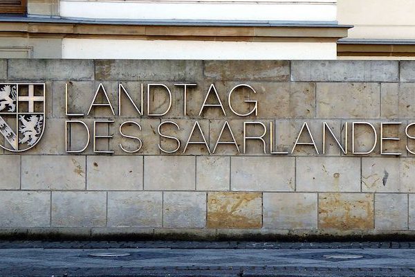 Der Schriftzug "Landtag des Saarlandes" mit Wappen an einer Hauswand