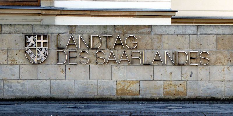 Der Schriftzug "Landtag des Saarlandes" mit Wappen an einer Hauswand