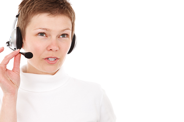 Kurzhaarige Frau mit Headset telefoniert