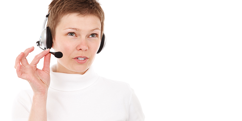 Kurzhaarige Frau mit Headset telefoniert